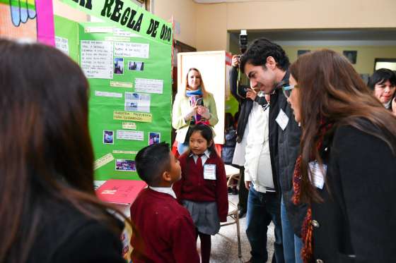 El Gobernador compartió la experiencia de alumnos de Campo Quijano en proyectos de ciencias